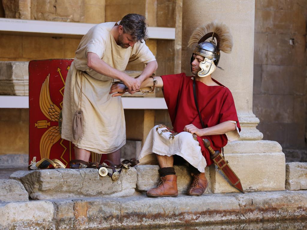 Image: A Roman soldier and his slave