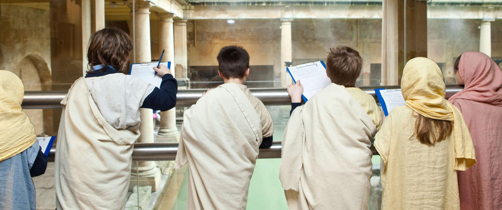 罗马浴场博物馆中的一群小棕仙