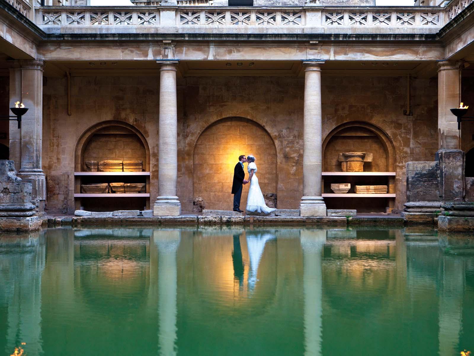 在罗马浴场博物馆举办婚礼的浪漫一刻（摄影师：约翰•史密斯）